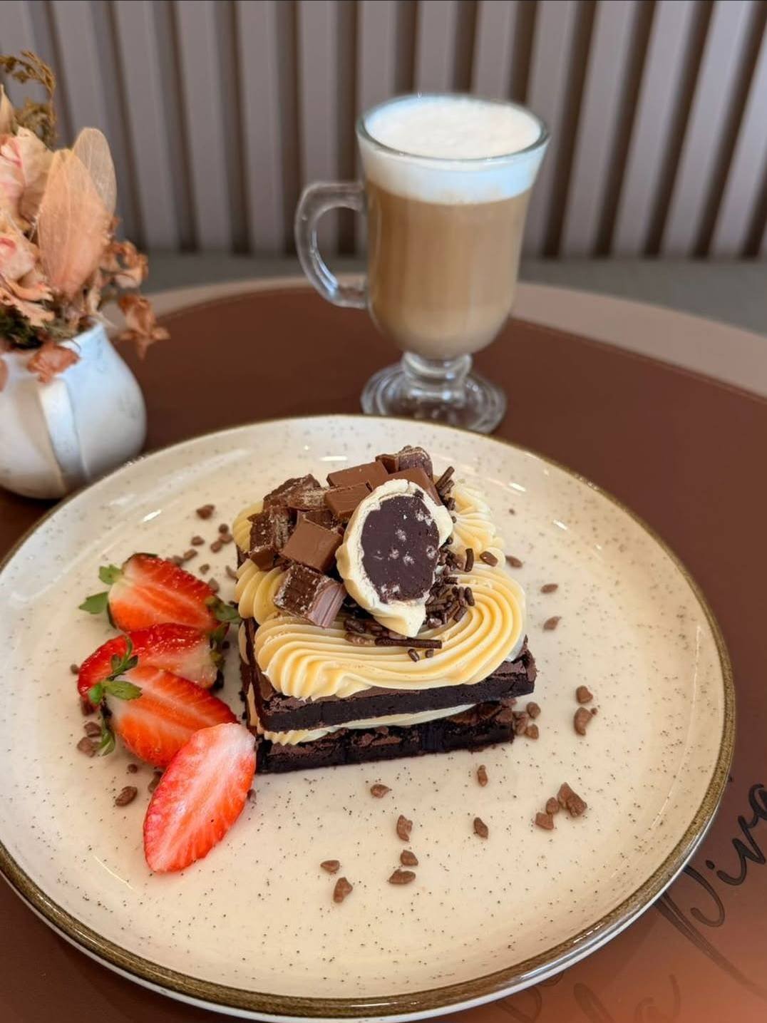 Brownie com creme, chocolate, morangos e café da Doceria da Piva