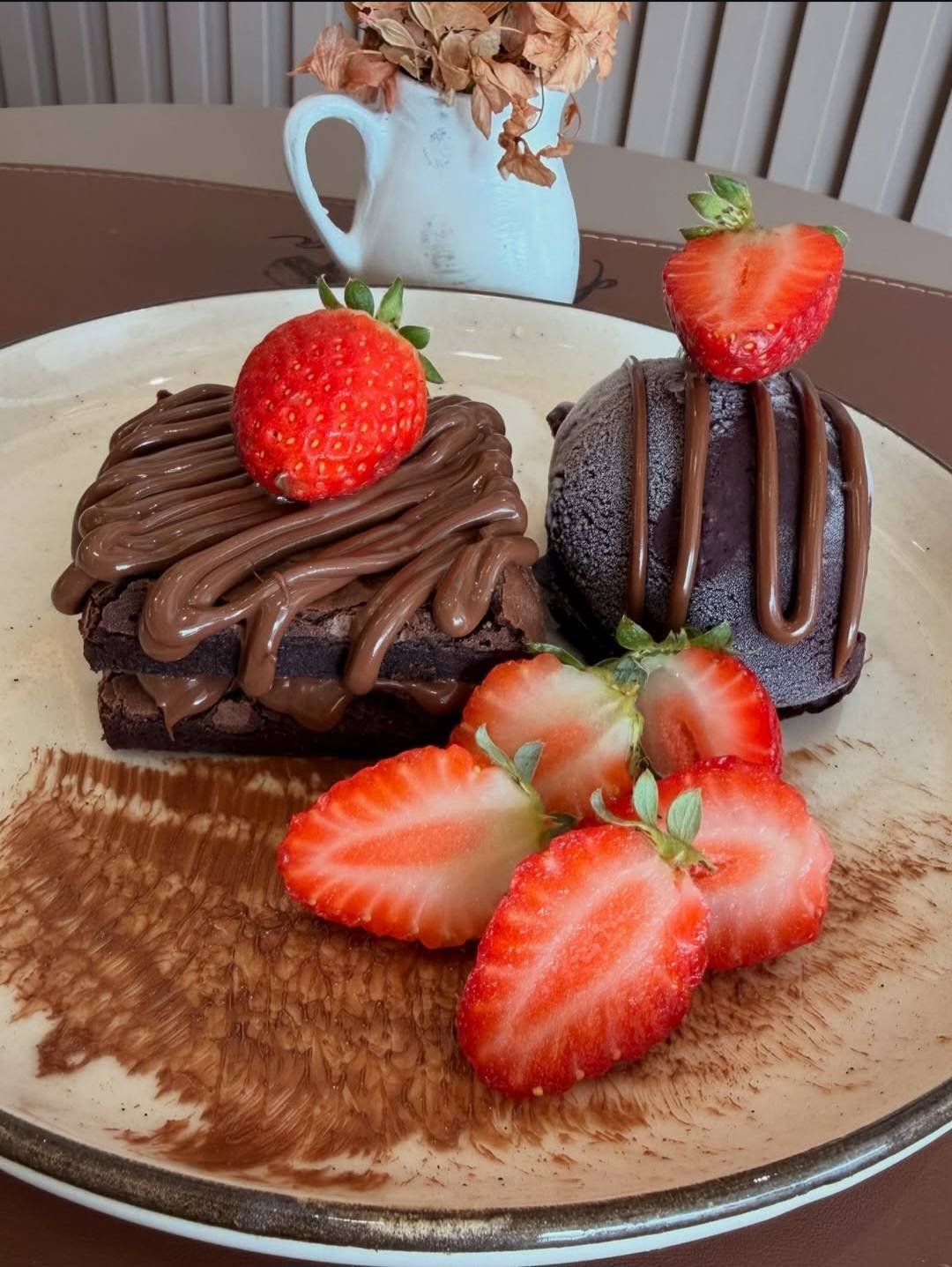 Brownie e sobremesa de chocolate com morangos