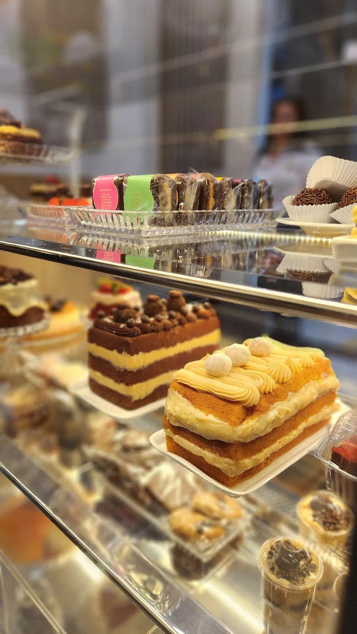 Vitrine com bolos e doces da Doceria da Piva